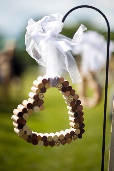 idee decor suspension piquet jardin decor allee ceremonie avec bouchon de boutreille de vin en liege